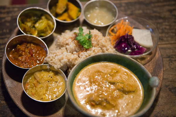 オリエンタルチャイ、南インドの小皿、そしてワンプレートドカ盛り